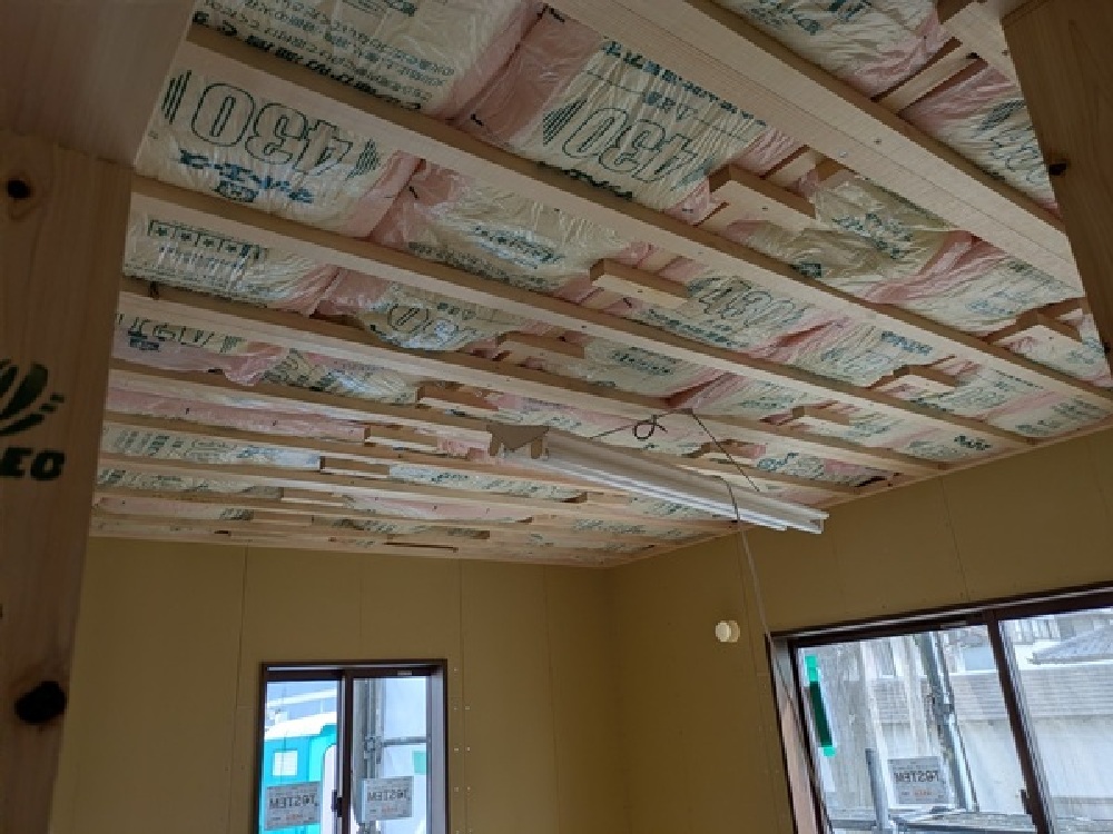 天井下地組み　断熱材充填