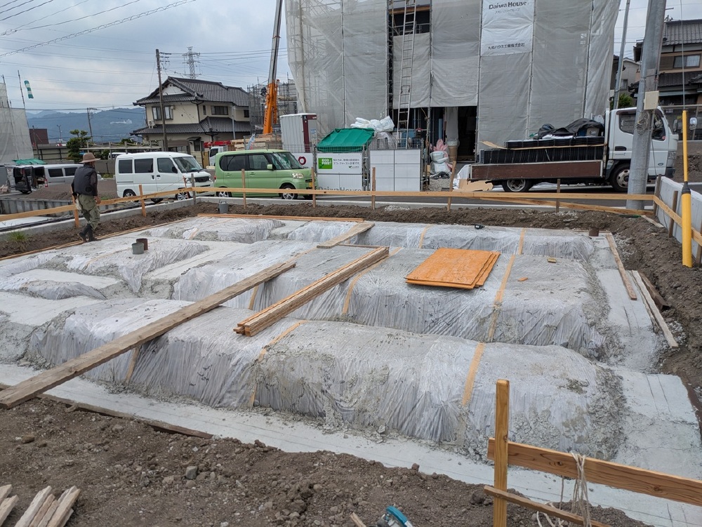 掘削、防湿フィルム敷き、捨コン打設