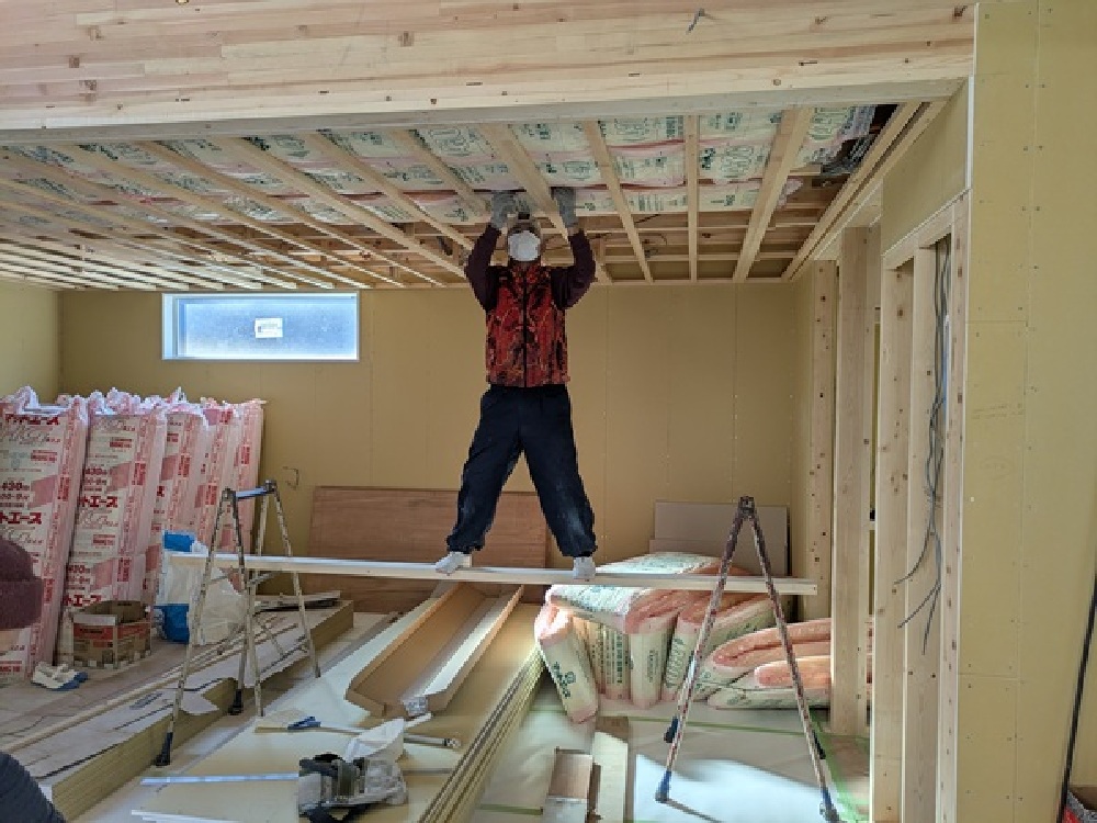 天井下地組み　断熱材充填