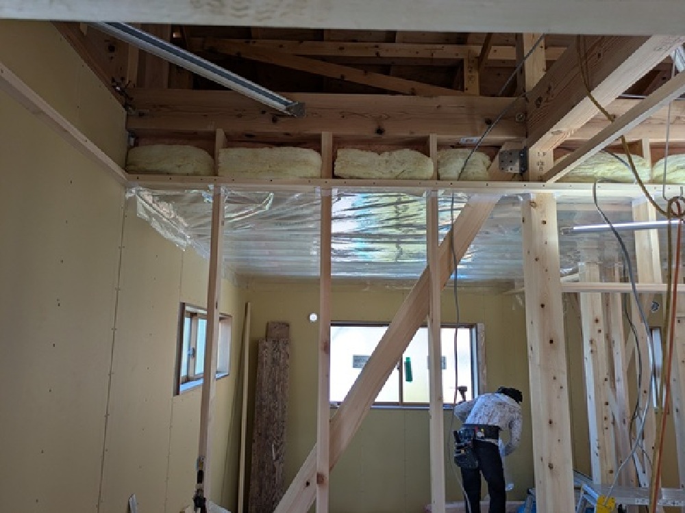 天井下地組み　断熱材充填