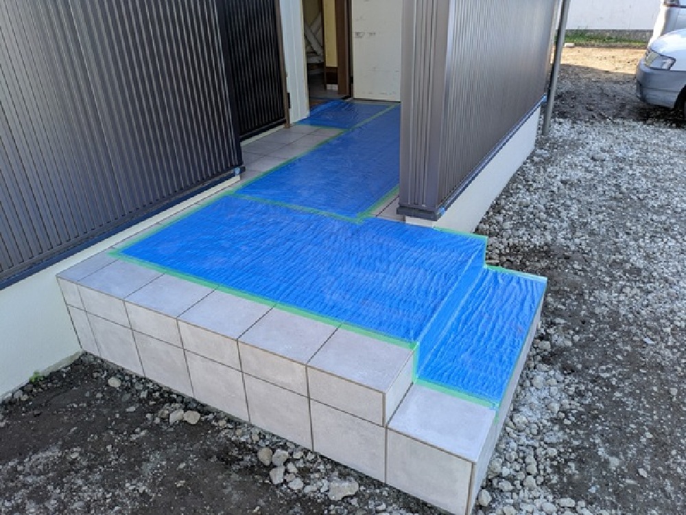 玄関ポーチ　タイル貼り