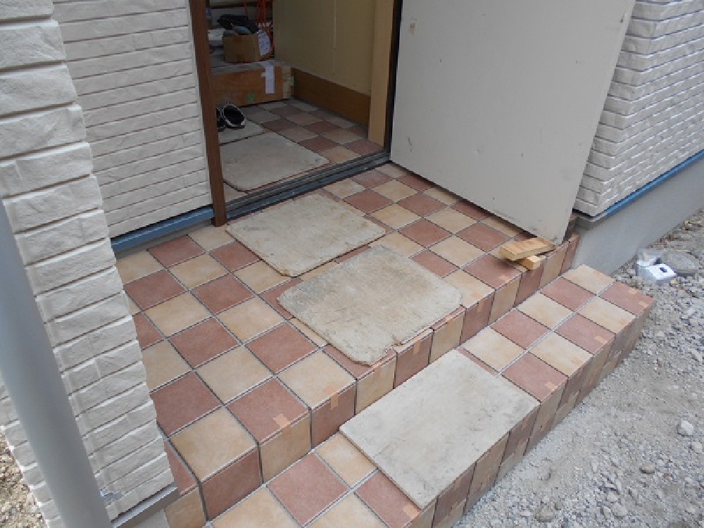 玄関ポーチタイル貼り