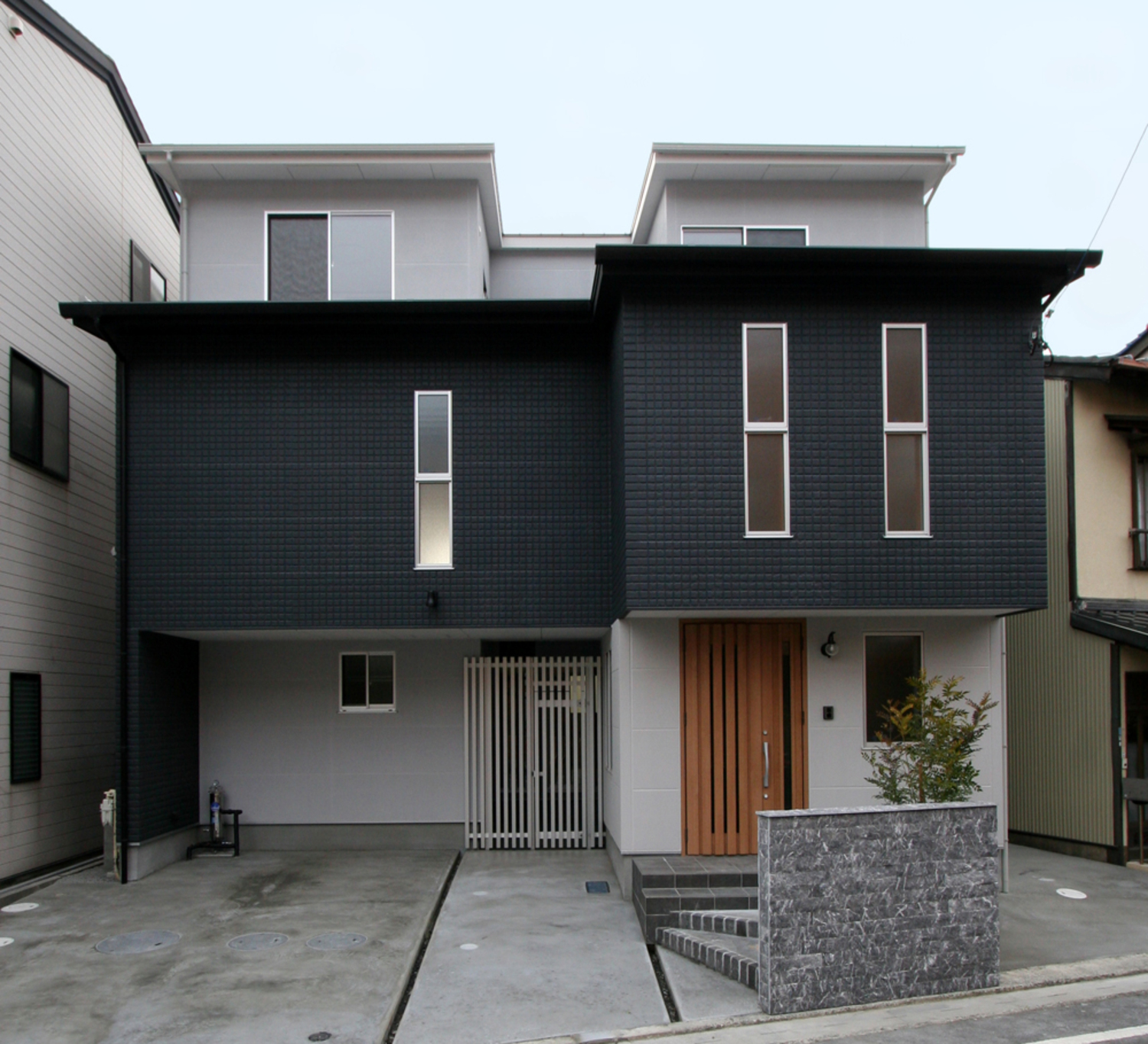 『中庭のある3階建て二世帯住宅』