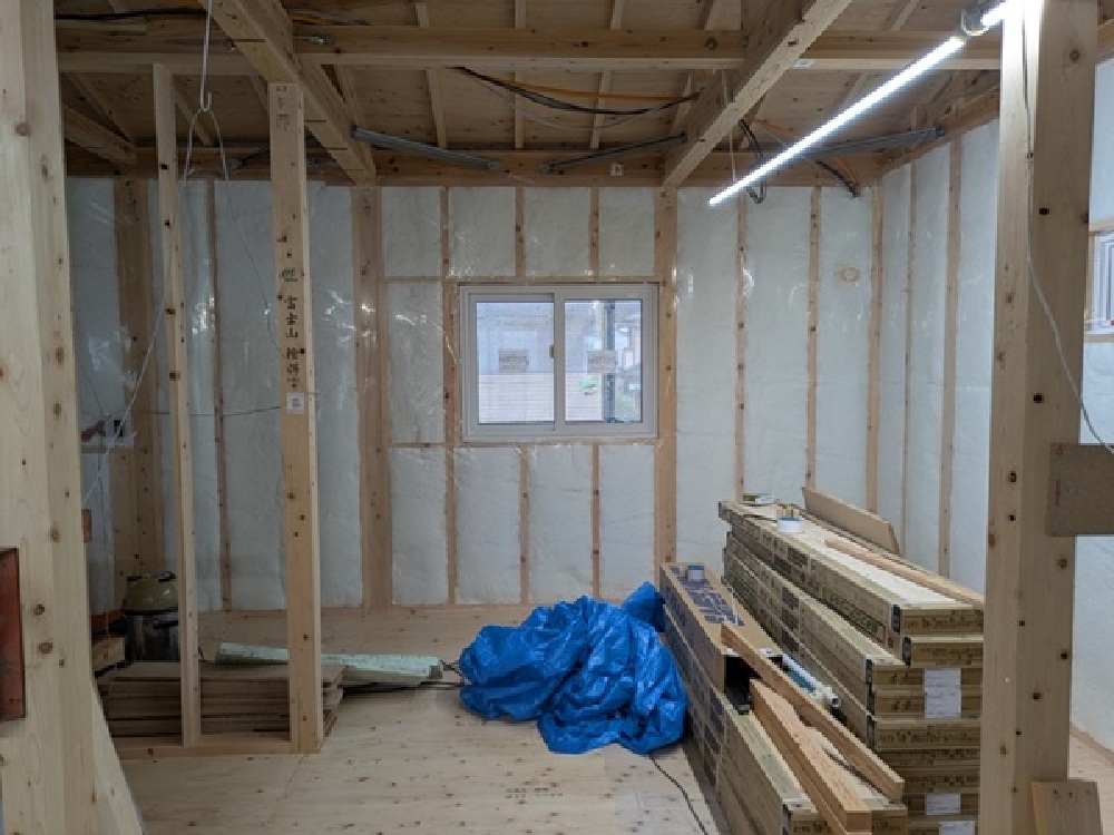 壁断熱材充填、気密シート張り