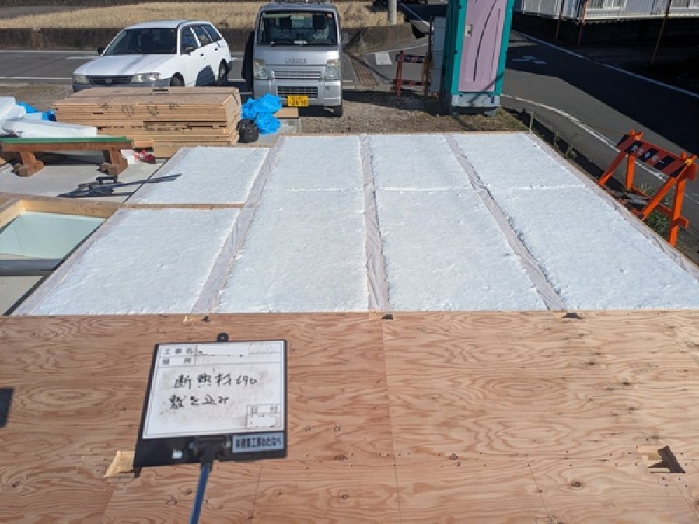 床合板敷き、断熱材充填