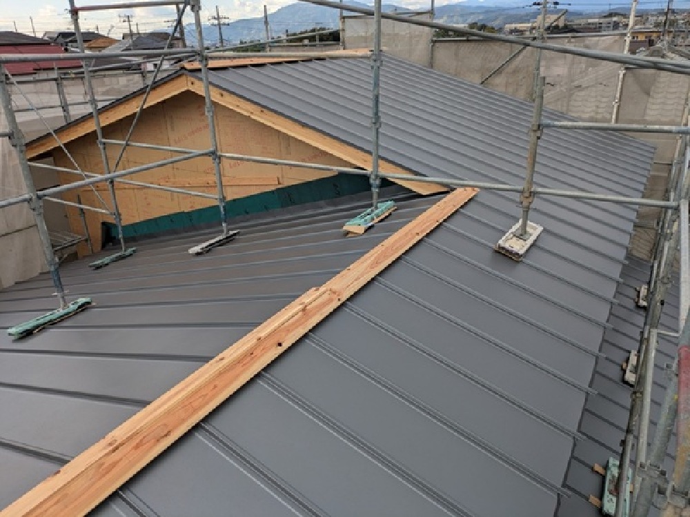 屋根ガルバリウム鋼鈑葺き