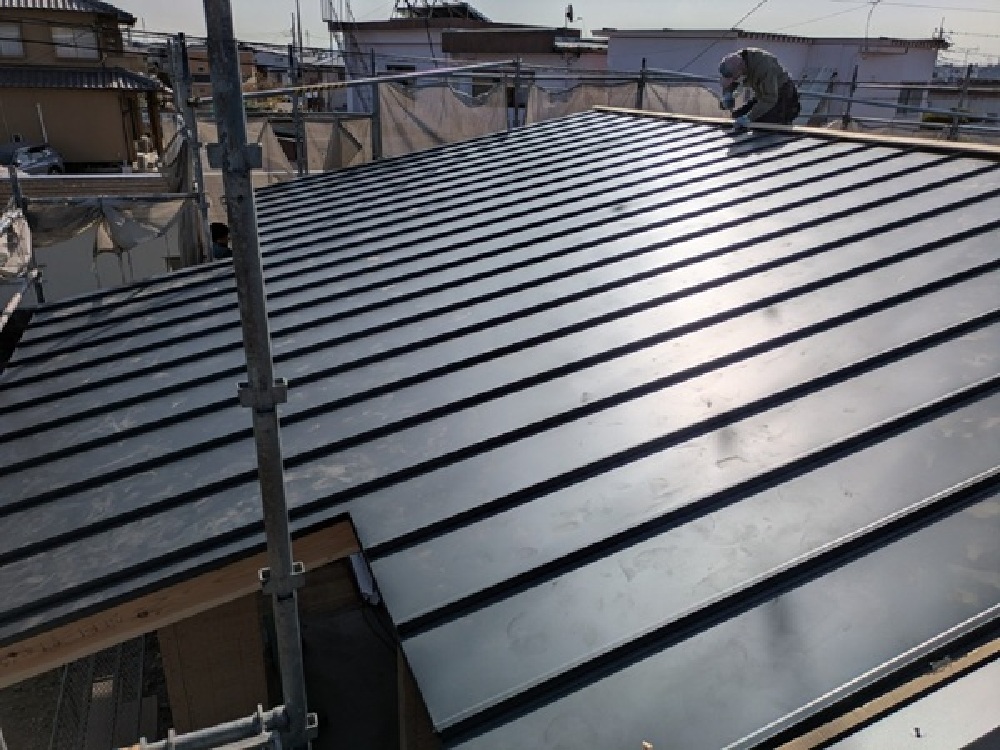 屋根ガルバリウム鋼鈑葺き